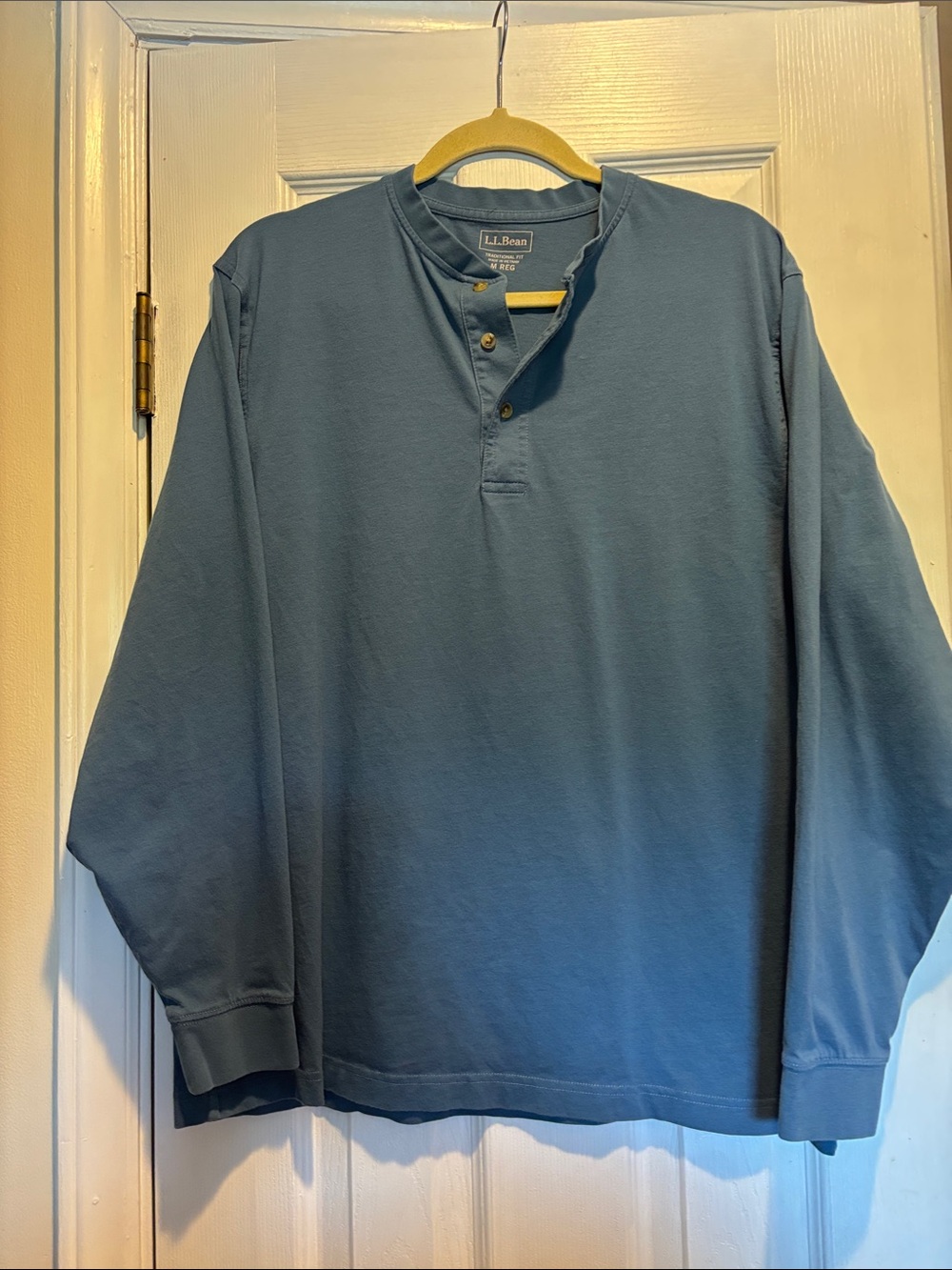 L.L. Bean Men’s Carefree Unshrinkable Henley Shirt Medium Blue Cotton Long Slv